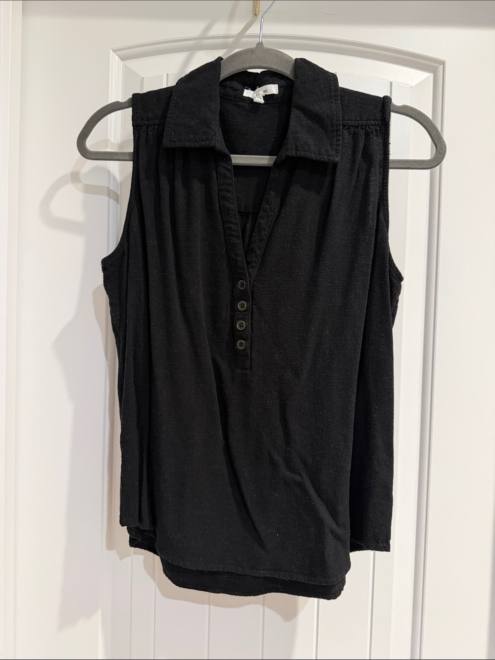 Sleeveless Collared Button-Front Camisole in Black